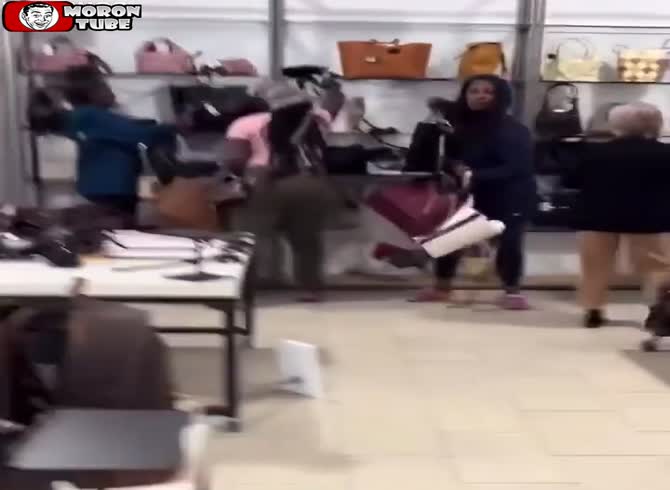 Video :The store owner gets attacked when she attempts to stop female thieves